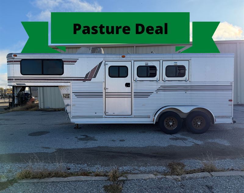 1996 Sundowner 3 Horse Gooseneck Trailer