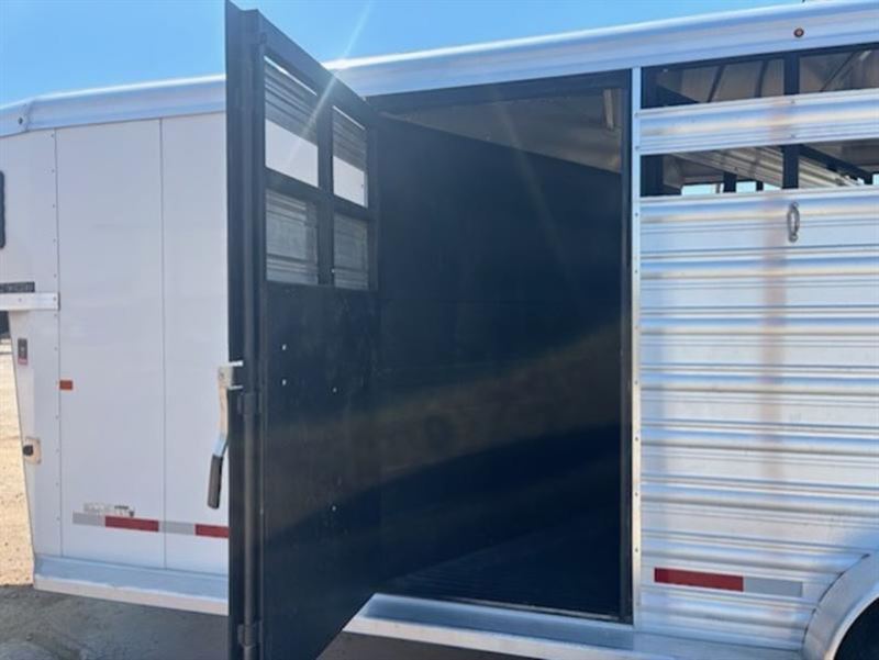 2022 Logan Coach 20' livestock gooseneck trailer
