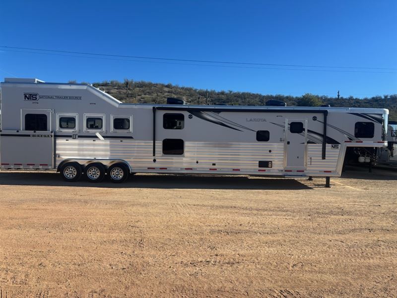 2026 Lakota Trailers BigHorn 4 Horse Side Load 20' Living Quarters