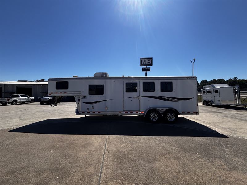 2009 4-Star 4 Horse with 8' Living Quarters