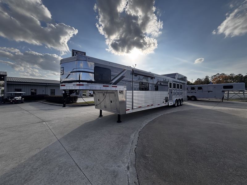 2026 smc laramie 4 horse side load 17'' living quarters