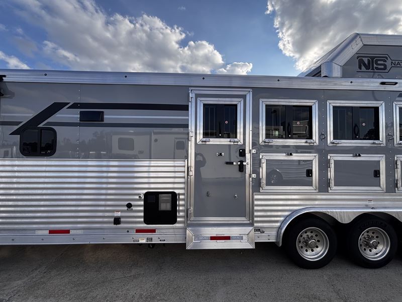 2026 smc laramie 4 horse side load 17'' living quarters