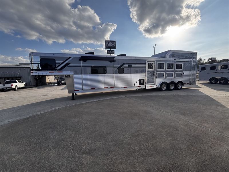 2026 smc laramie 4 horse side load 17'' living quarters