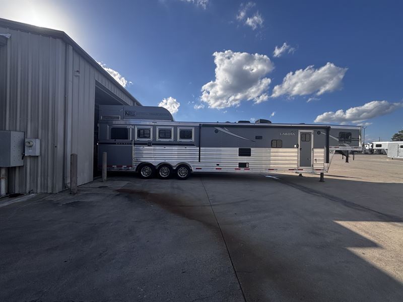 2026 Lakota charger 4 horse side load 17' living quarters