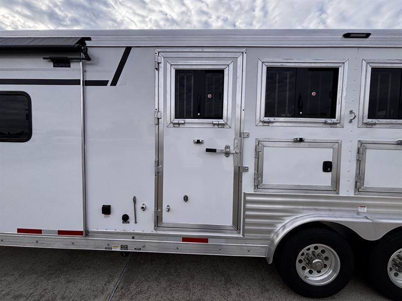 2026 smc patriot 3 horse 11' living quarters