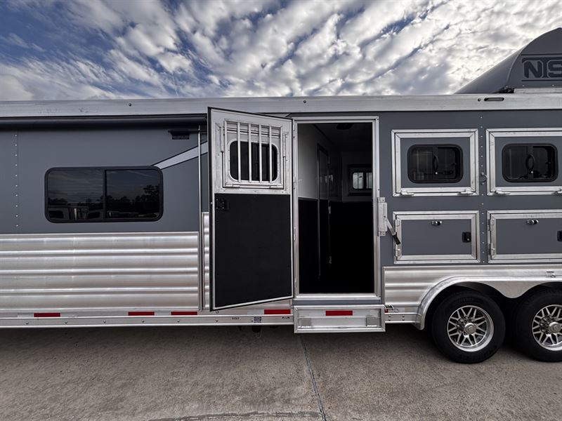 2026 Lakota charger 4 horse side load 17' living quarters