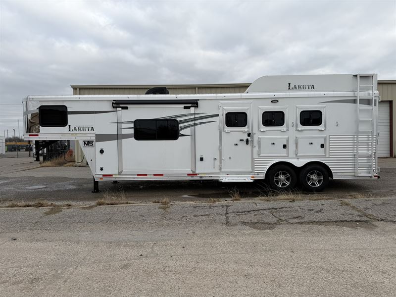 2018 Lakota Trailers 3 Horse 11' Living Quarters