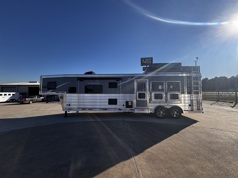 2026 Lakota Trailers Infinity 3 Horse 15' Living Quarters