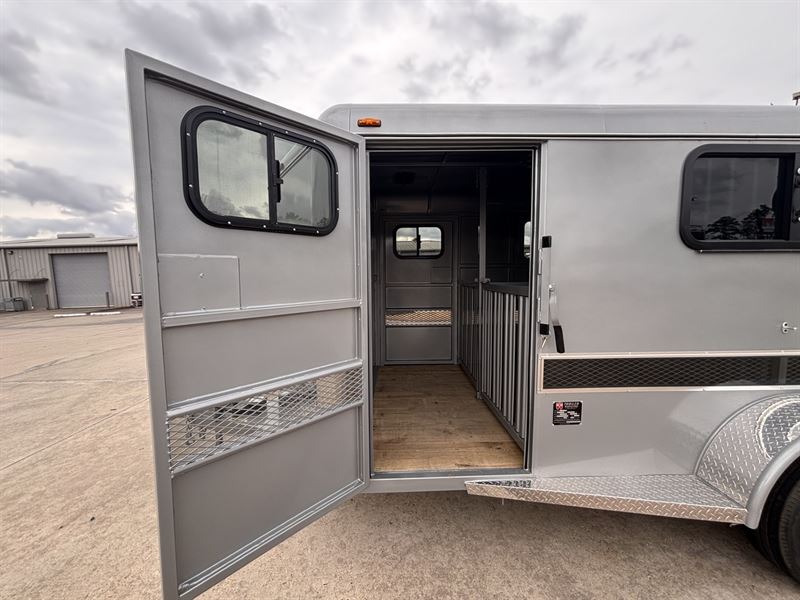 2026 W-W 6 pen bumper pull trailer