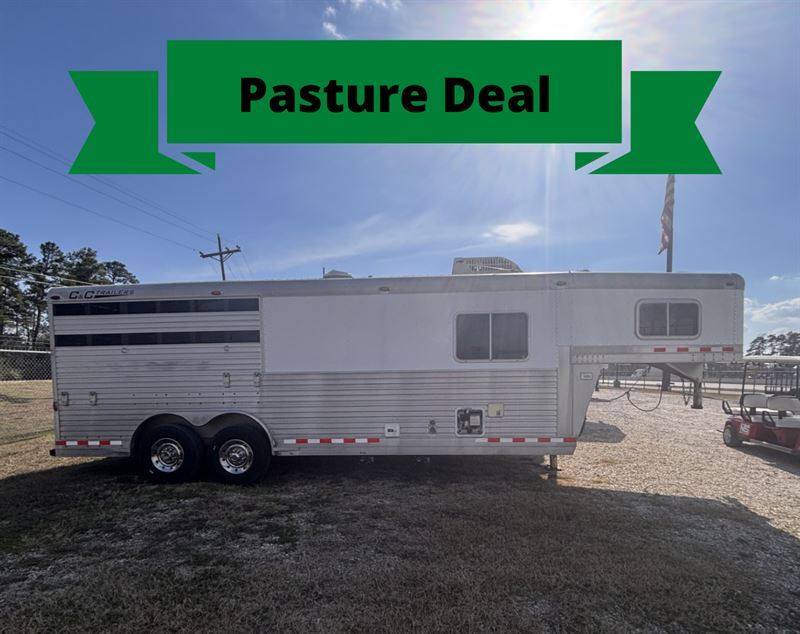 2005 C&C 3 horse 8' living quarters