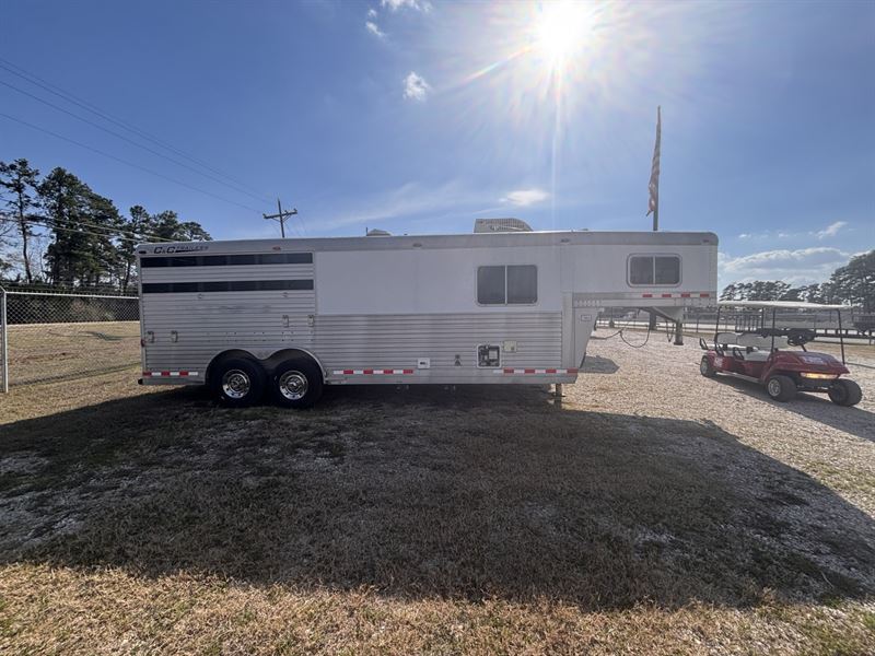 2005 C&C 3 horse 8' living quarters
