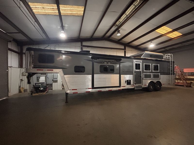2026 Bison silverado 3 horse side load 15' living quarters