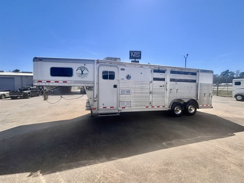 2005 C&C 3 horse 8' living quarters