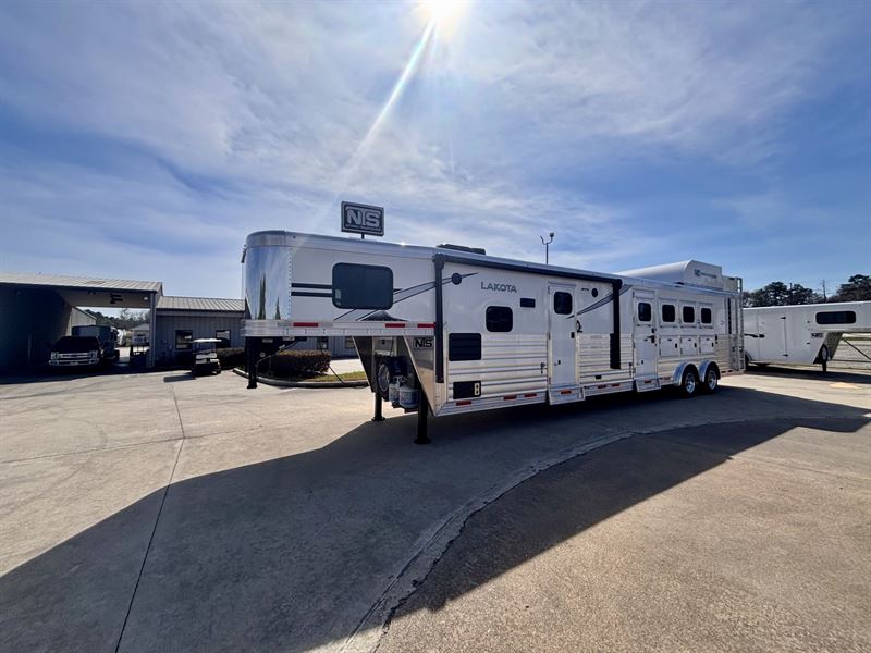 2026 Lakota charger 4 horse side load 15' living quarters
