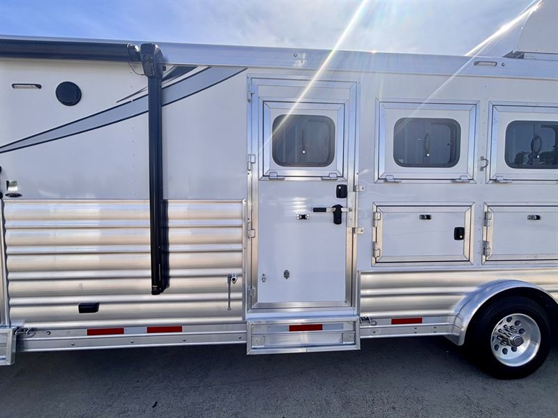 2026 Lakota charger 4 horse side load 15' living quarters