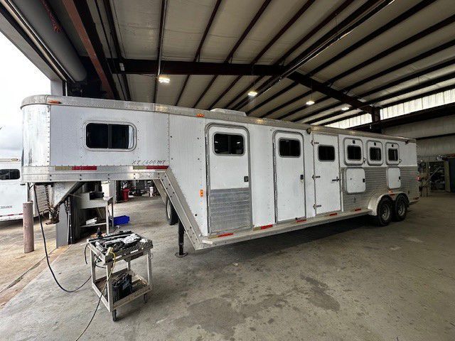 2003 Exiss 4 horse slant load gooseneck trailer
