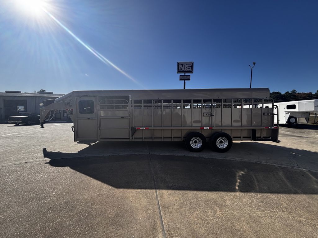2026 Big Bend 26' Livestock With Trainers Split Tack
