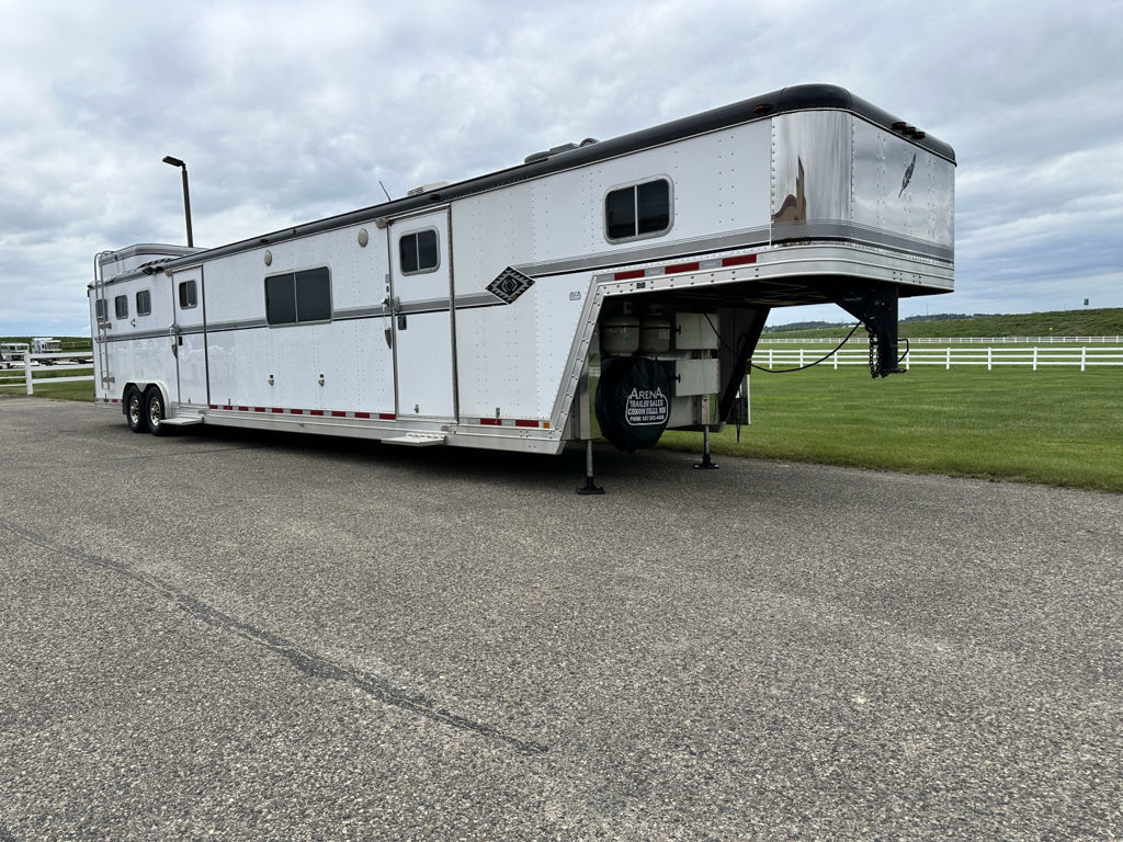 1998 Featherlite 3h 23' lq w/ midtack