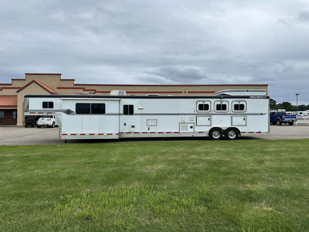 1998 Featherlite 3h 23' lq w/ midtack