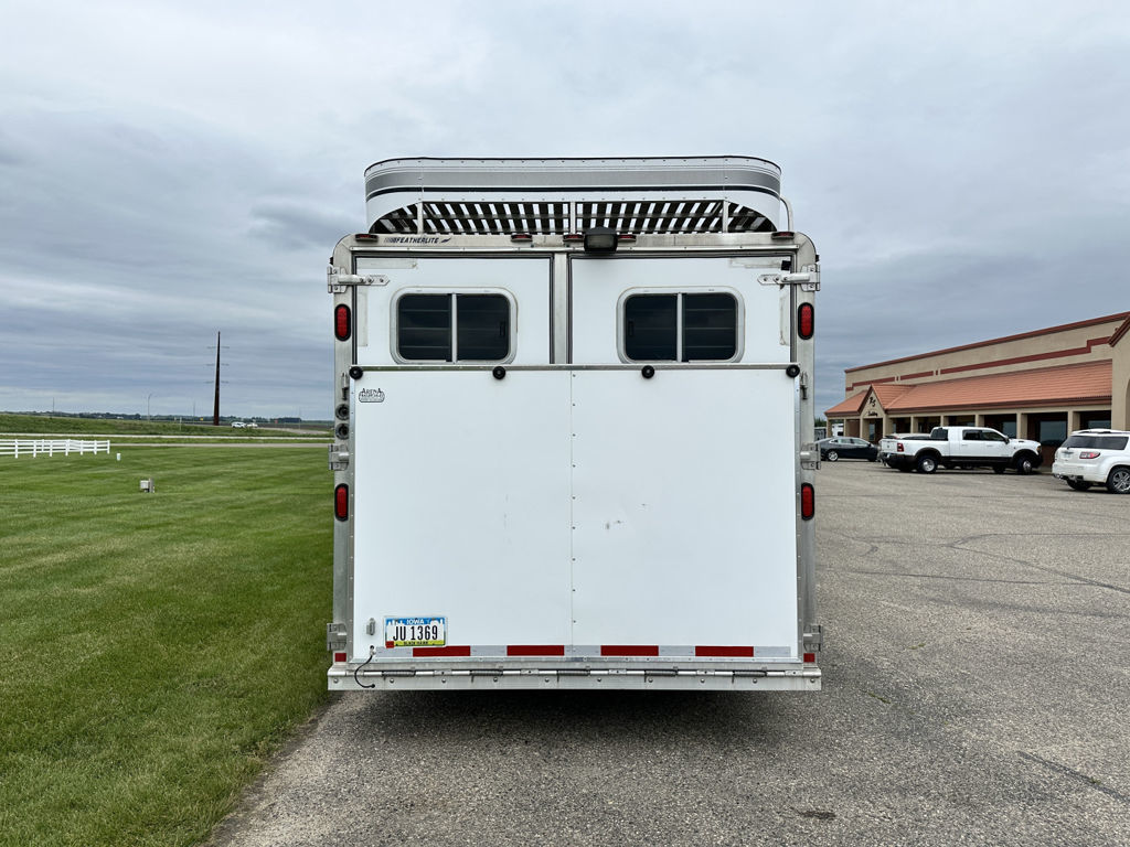 1998 Featherlite 3h 23' lq w/ midtack