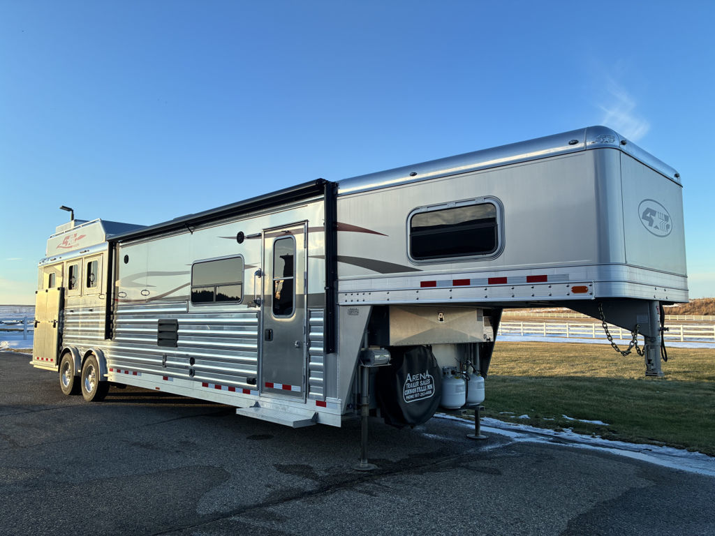 2020 4-star 3 horse 15' living quarter