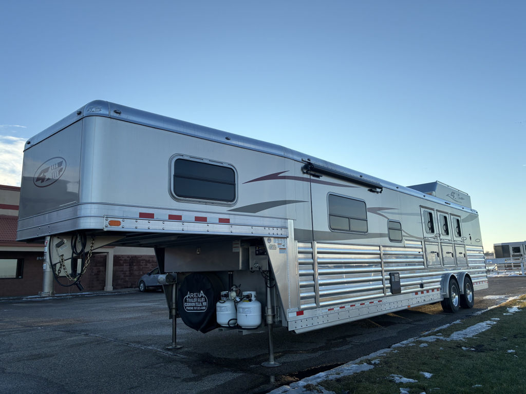 2020 4-star 3 horse 15' living quarter