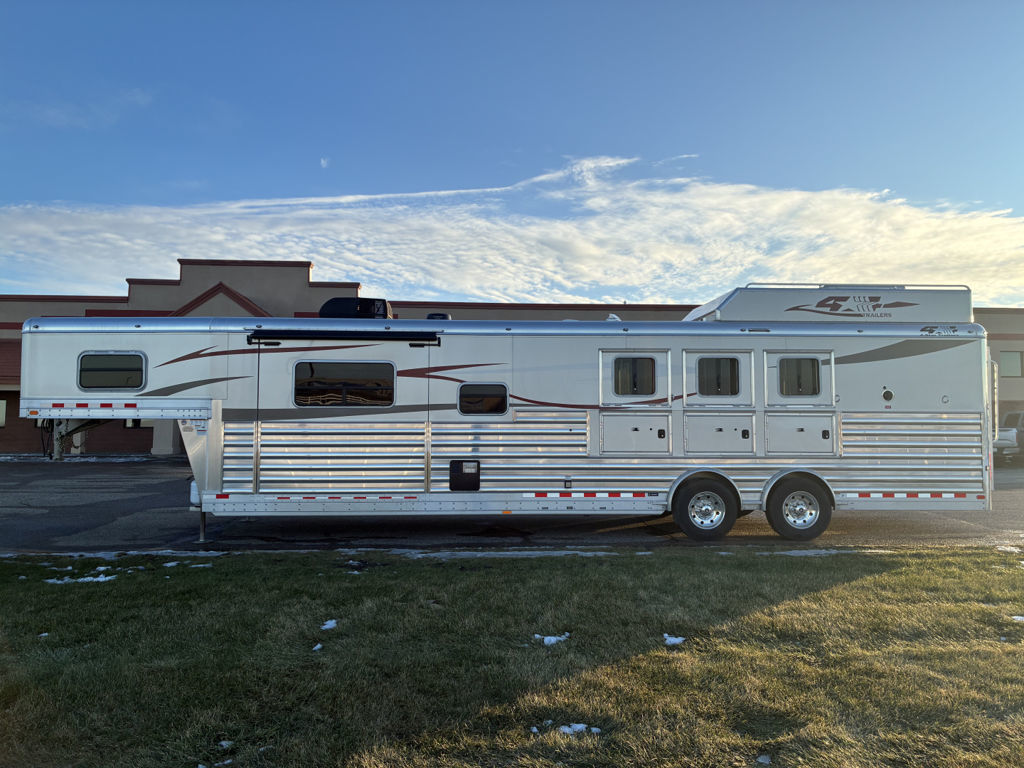 2020 4-star 3 horse 15' living quarter