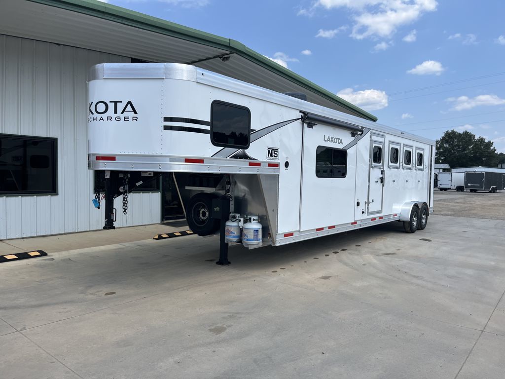 2026 Lakota charger 4 horse with 11' living quarters