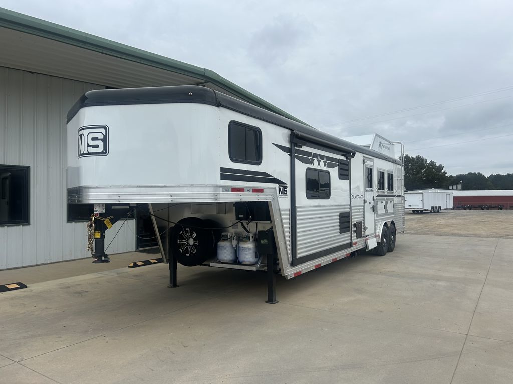 2026 Bison silverado 3 horse with 11' living quarters