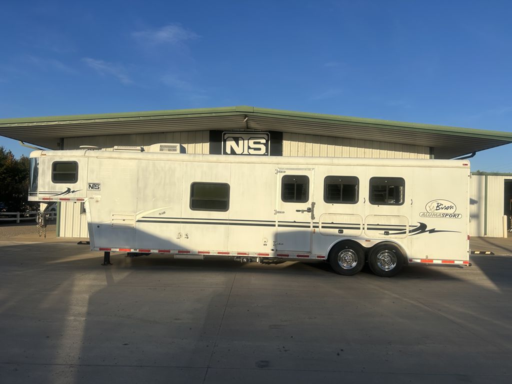 2005 Bison alumasport 3 horse with 10' living quarters