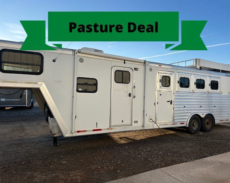 2004 CM 4 Horse 10' Living Quarters