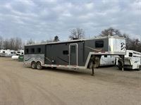 2014 3 horse Bison Stratus 3 Horse 11' Living Quarters