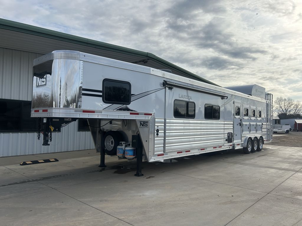 2026 Lakota infinity 4 horse side load 17' living quarters