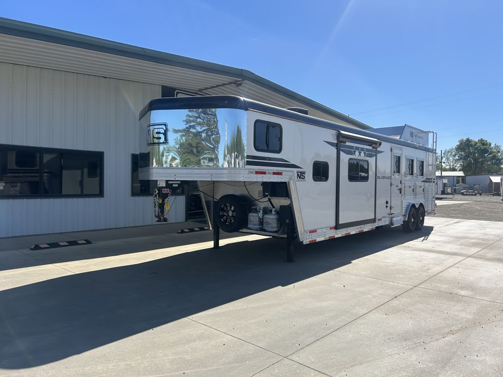 2026 Bison silverado 3 horse 13' living quarters