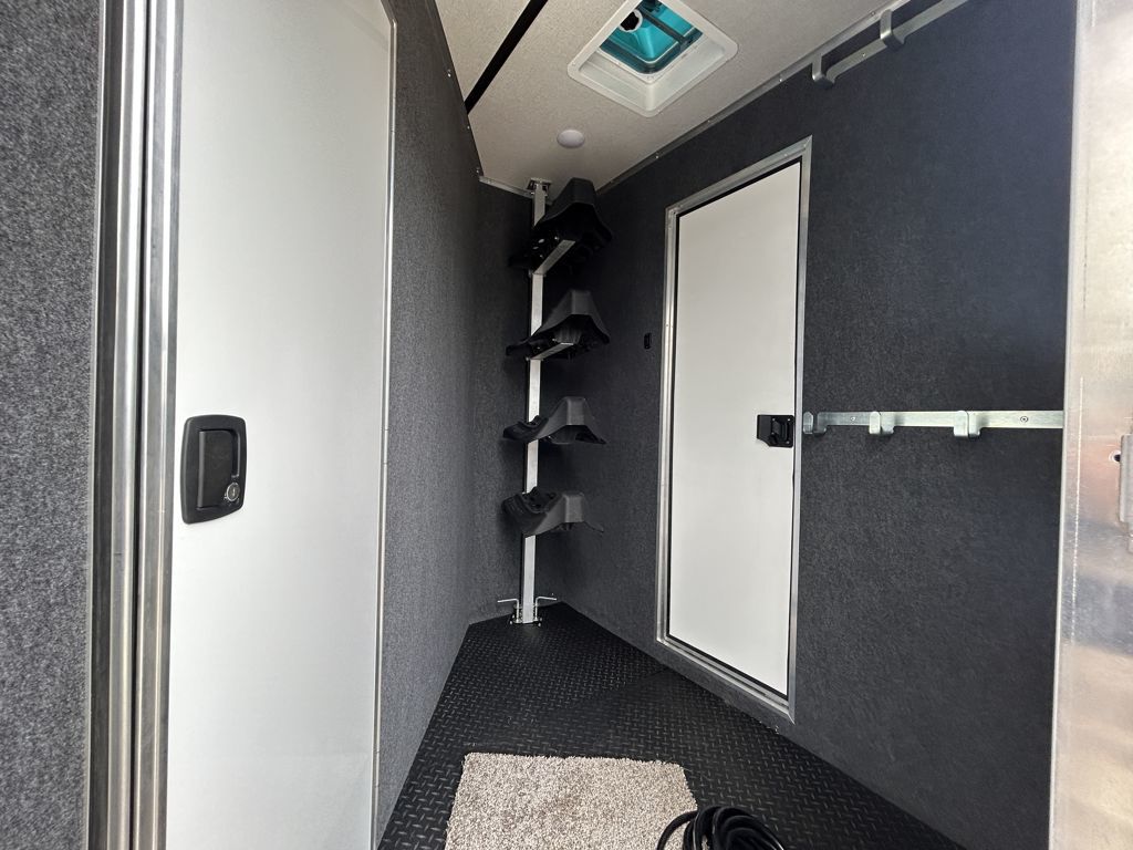 2026 Bison trail hand 16' livestock 10' living quarters