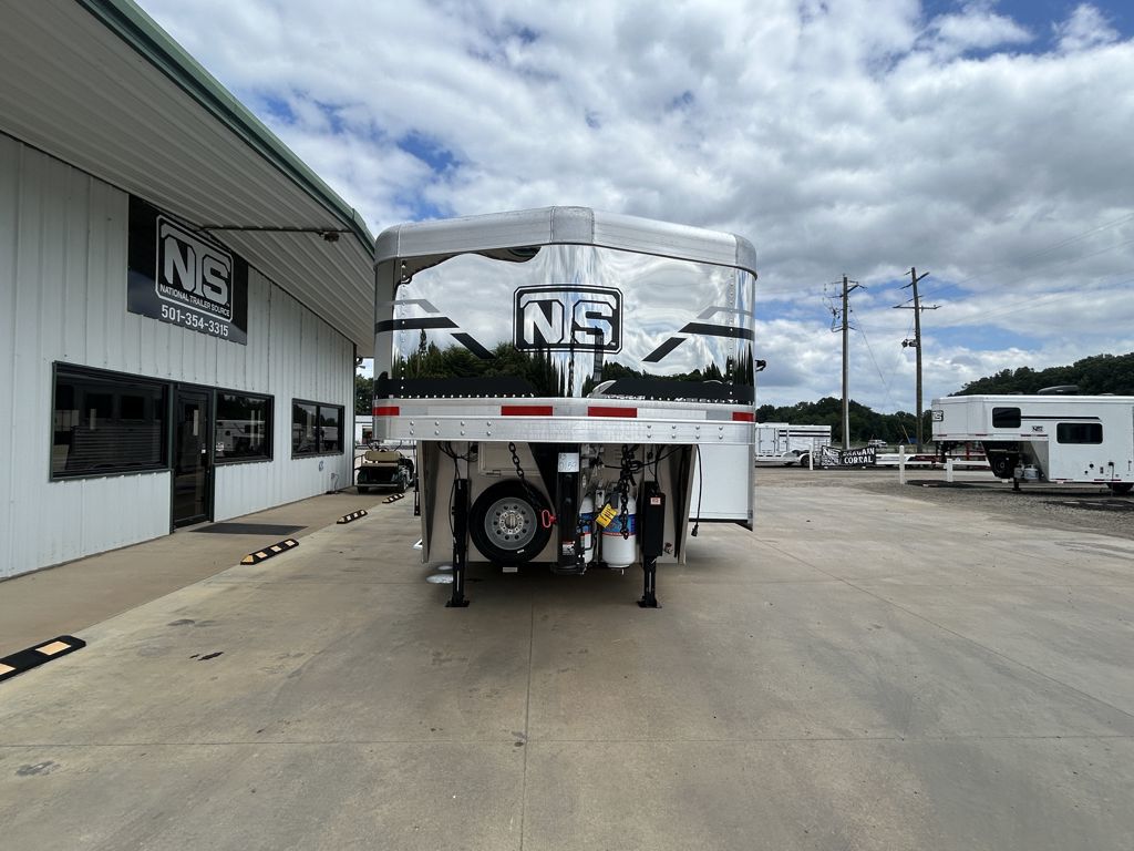 2027 smc 4 horse side load 19' living quarters