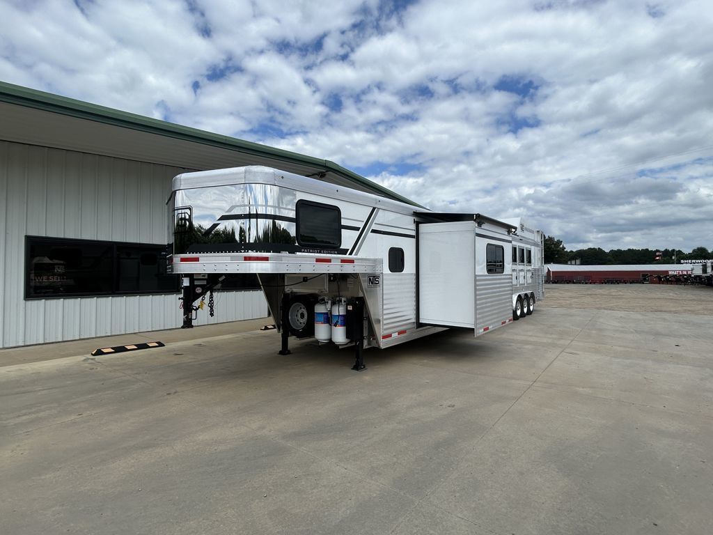 2027 smc 4 horse side load 19' living quarters