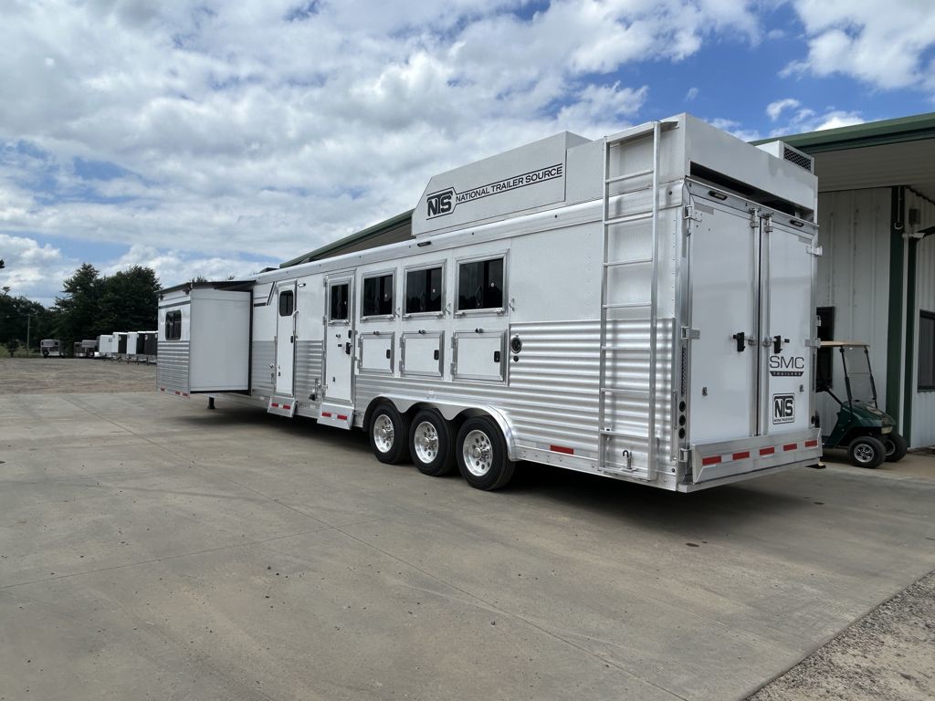 2027 smc 4 horse side load 19' living quarters