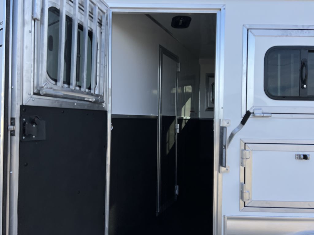 2027 Lakota 3 horse slant load 14' living quarters