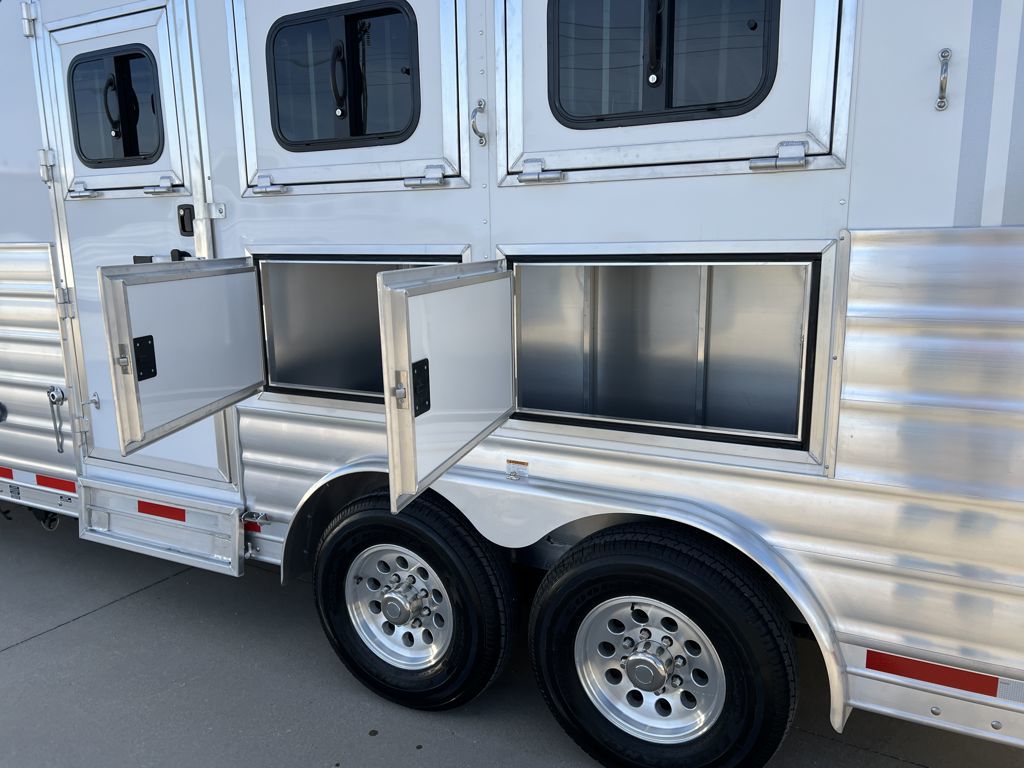 2027 Lakota 3 horse slant load 14' living quarters