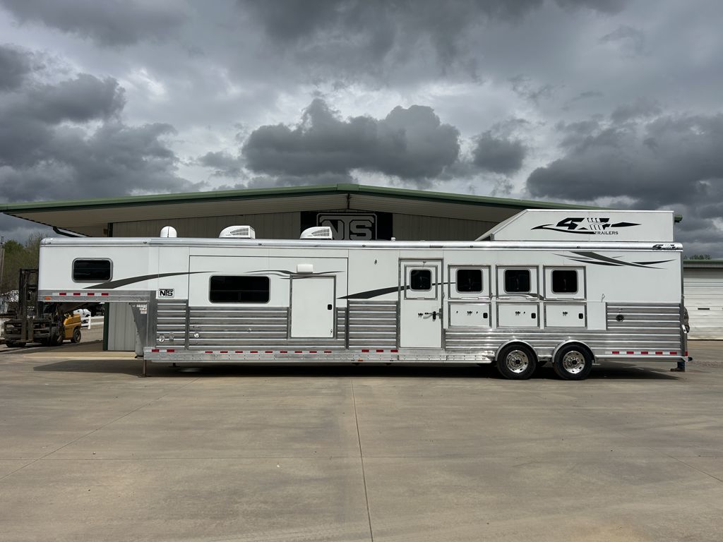 2023 4-Star 4 Horse Side Load 17' Living Quarters