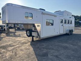 2011 4 horse Featherlite 4 Horse Slant Load 11' Living Quarters