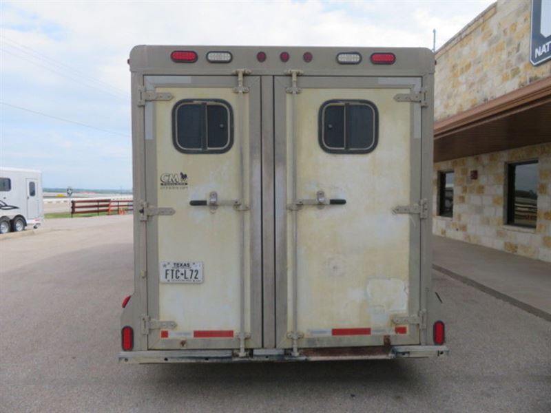 2002 Cm 4 horse gooseneck trailer with 8' living quarters