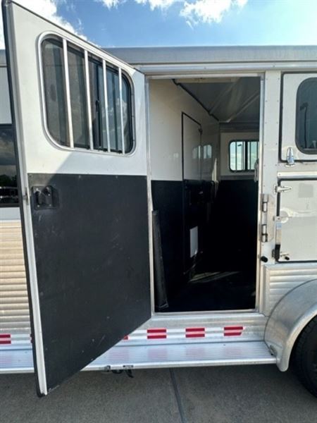 2015 Sundowner 2 horse gooseneck trailer with 6' living quarters