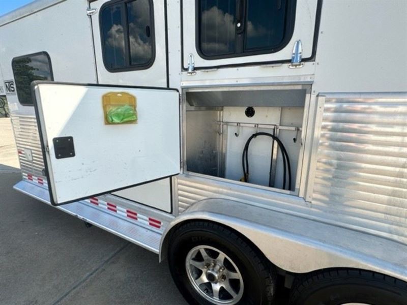 2015 Sundowner 2 horse gooseneck trailer with 6' living quarters