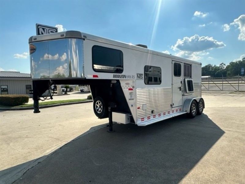 2015 Sundowner 2 horse gooseneck trailer with 6' living quarters