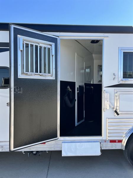 2024 Bison silverado 3 horse gooseneck trailer with 9' living