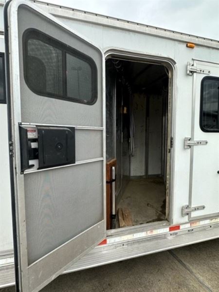 2005 Kiefer Built 5 horse gooseneck trailer with 4' living quarters