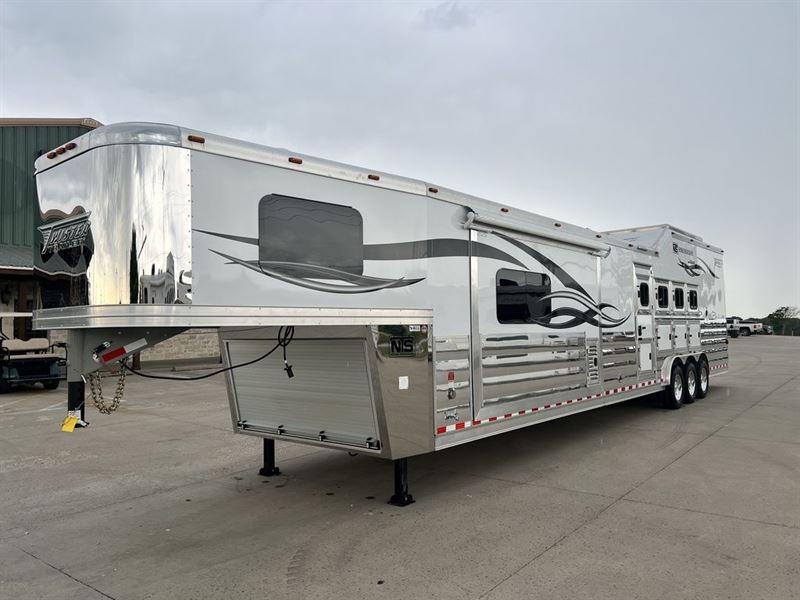 2024 Twister Trailer 4 horse side load gooseneck trailer with 17'6 outl