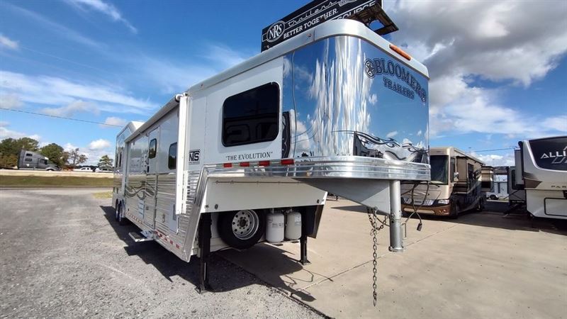 2013 Bloomer Trailers 3 Horse Gooseneck Trailer With 15' Outlaw Conversi